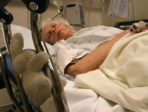 Сколько нужно лежать в больнице при переломе шейки бедра?