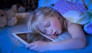 Подросток спит со включенным светом - стоит волноваться?