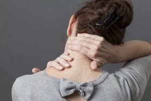 Насколько опасно резать шею со стороны спины?