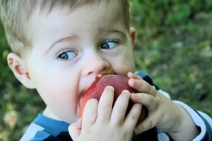 Ребёнок съел немытое яблоко