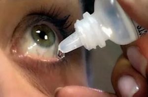 Опасно ли закапывать физраствор в глаз?