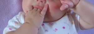 Ребенок 2 месяцев сосет ручку и пальчики