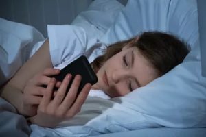 Подросток спит со включенным светом - стоит волноваться?
