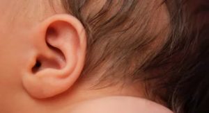 Почему у ребёнка холодное ухо?