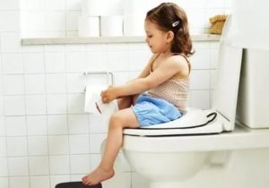 Ребенок с трудом ходит в туалет