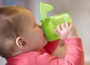 Как приучить ребенка пить из поильника?