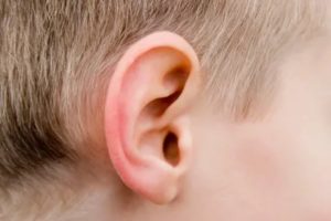 Почему у ребёнка холодное ухо?