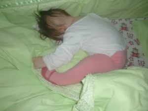 Ребенок переворачивается во сне, плохо спит
