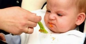 Ребенку 5 месяцев, очень плохо кушает