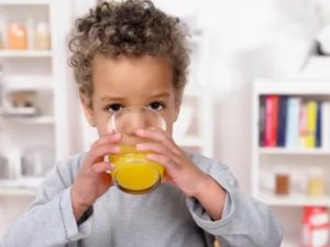 Ребенок не пьет воду, только молоко или компот
