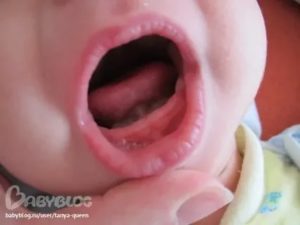 Ребенок 2 месяца, не тянет в рот руки, нормально ли это?