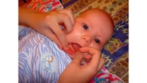 Ребенок 2 месяца, не тянет в рот руки, нормально ли это?