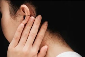 Тянущая боль за ухом