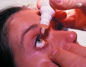 Опасно ли закапывать физраствор в глаз?