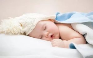 Ребенок дергает ногами перед сном и во сне