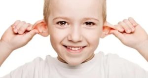 Ребенок теребит уши