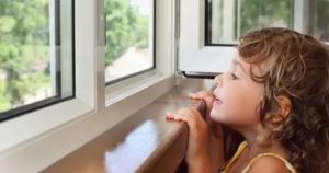 Ребёнок заболел, могло ли продуть от открытого окна?