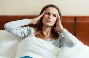 Болит голова при вставании с кровати