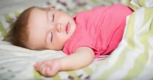 Младенец стонет во сне
