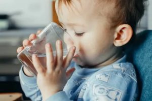 Ребенок выпил стакан затхлой воды