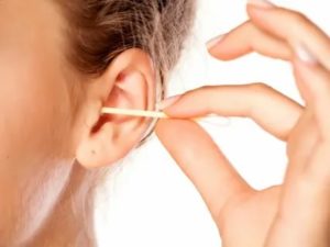 Сильно болит ухо у ребенка, лечение не помогает