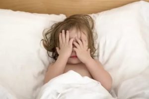 У ребенка по ночам болит живот и он не спит