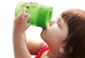 Как приучить ребенка пить из поильника?